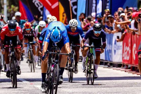 Luis Lopez saliendo de la meta en la séptima y última etapa de el Tour de Panamá.