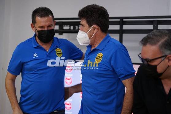 Vargas sonriendo con con el “Sheriff” Delgado tras la conferencia de prensa.