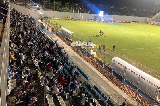 La afición hondureña dice presente en el Morazán de San Pedro Sula. Foto: Omar Gutiérrez.