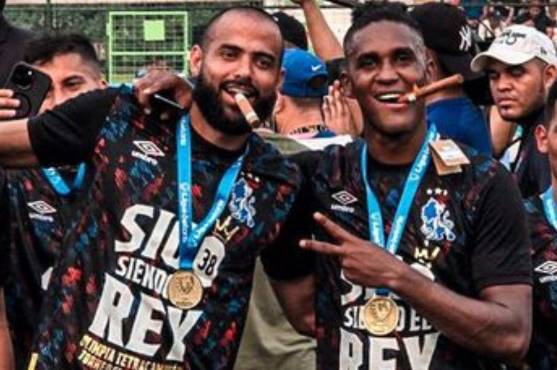 Edrick Menjívar sorprende al celebrar el título de Olimpia con un tremendo puro y el recado a futbolista de Marathón