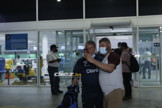 Hernán Darío regaló algunas fotos a los aficionados que se acercaron a él en el aeropuerto de San Pedro Sula. FOTO: DIEZ