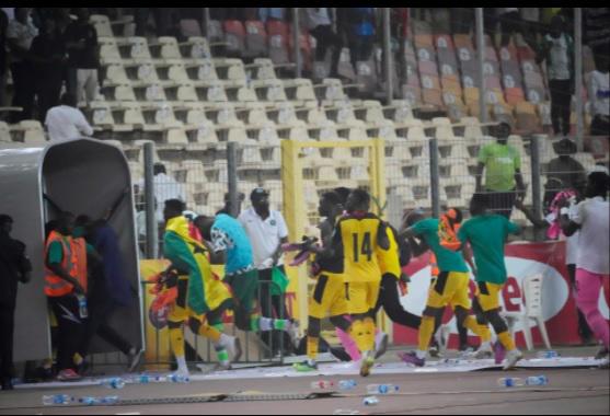 Caos y muerte: Las violentas imágenes de los aficionados de Nigeria tras quedarse afuera del Mundial