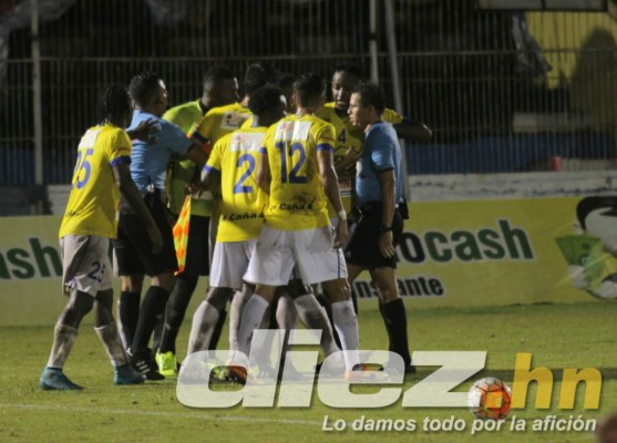 FOTOS: Jhon Bodden pierde el control y agrede al árbitro en Copa Presidente&nbsp;&nbsp;