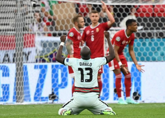 FOTOS: Agradeció la victoria de rodillas, le dieron un premio y Cristiano Ronaldo recibió gritos homófobos: 'Homosexual'