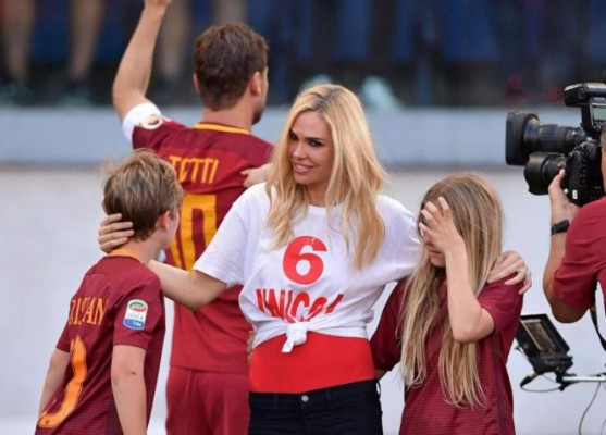 ¡Escándalo! La mujer de Francesco Totti se besó con otra mujer en Italia