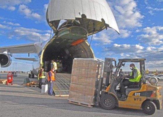 Rusia envía un avión con suministros para combatir el coronavirus en Estados Unidos