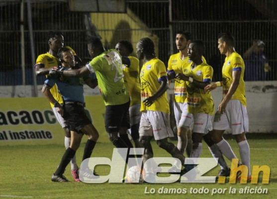 FOTOS: Jhon Bodden pierde el control y agrede al árbitro en Copa Presidente&nbsp;&nbsp;