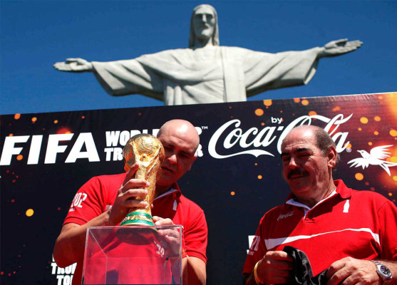 El trofeo la FIFA comenzó su gira en Brasil.