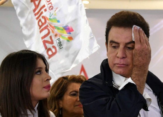 Salvador Nasralla se declara nuevo presidente de Honduras y así lo celebra