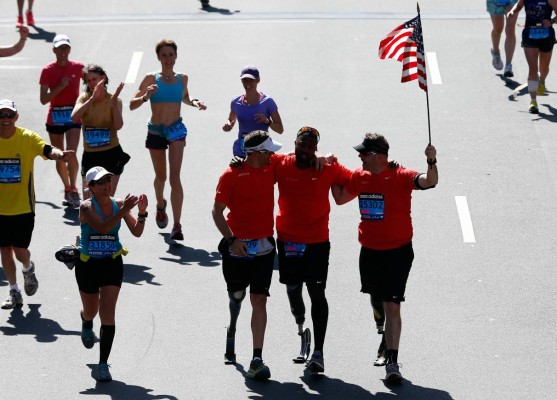 Boston vuelve a correr su maratón un año después de los atentados