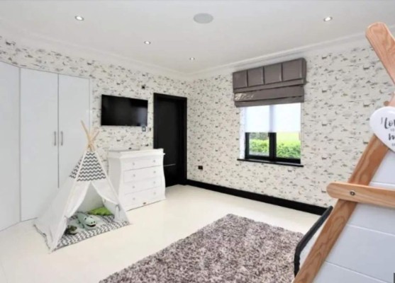 Hasta con campo de fútbol: La lujosa mansión que no puede vender Andy Carroll, futbolista inglés