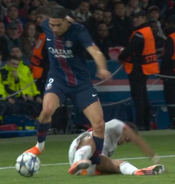 Es terrible: Luis Díaz provoca grave lesión a Hakimi en la Champions; el jugador del PSG se marcha llorando