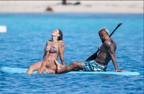 Sonia Isaza, la infartante novia de Arturo Vidal, deslumbra en sus vacaciones en un yate de lujo en España