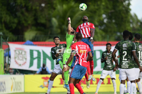 Yustin Arboleda intenta ganar el balón en el aire ante la salida del portero de Marathón. FOTO: Mauricio Ayala.