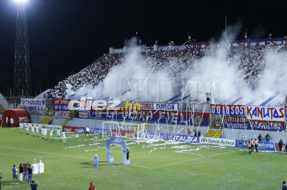El momento exacto en el que Olimpia sale de los camerinos para ejecutar la entrada al engramillado del Estadio Morazán.