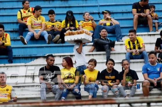 La afición españolista comienza a llegar al estadio Morazán de San Pedro Sula.