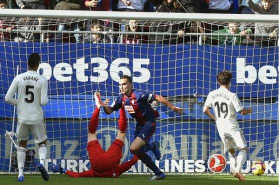 El Eibar se hizo fuerte en casa y se puso a ganar ante el Real Madrid con gol de Escalante.