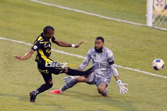 Olimpia y Real España están empatando en el estadio Olímpico de San Pedro Sula. FOTO: Neptalí Romero.
