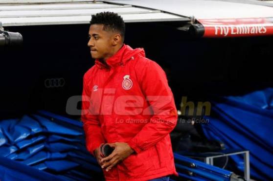 El delantero hondureño Choco Lozano esperando turno en la la banca del Girona que está enfrentando al Levante por la fecha 30 de la Liga de España.