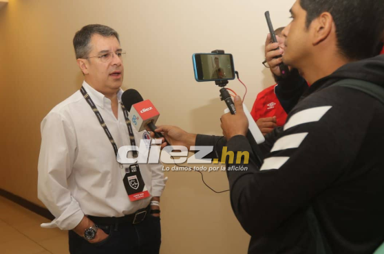 El presidente del Olimpia, Rafael Villeda, habló en exclusiva para Diario DIEZ. en la gráfica nuestro enviado especial a Costa Rica, Carlos Castellanos. Foto: Alex Pérez.
