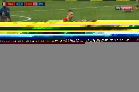 Antoine sintió la presencia de su marca y se tiró unos metros del área.