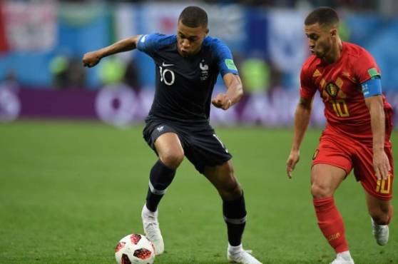 Mbappé y Hazard disputando la pelota en el Francia vs Bélgica. FOTOS AFP