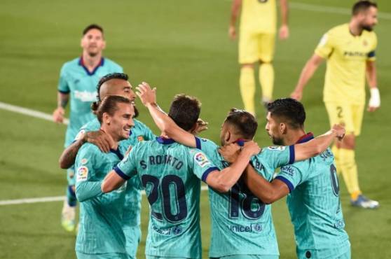 Barcelona está derrotando al Villarreal con un autogol y otro tanto de Luis Suárez.