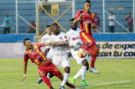 El Real España juega con su tercer uniforme frente al Olimpia en el Nacional. Foto Ronal Aceituno