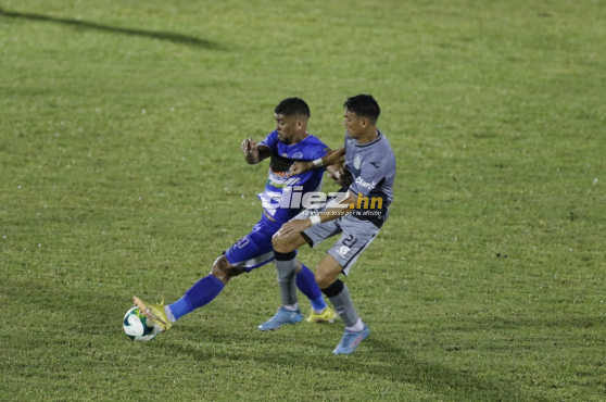 Marcelo Pereira disputa el balón con Rodolfo Espinal en el Estadio Ceibeño.