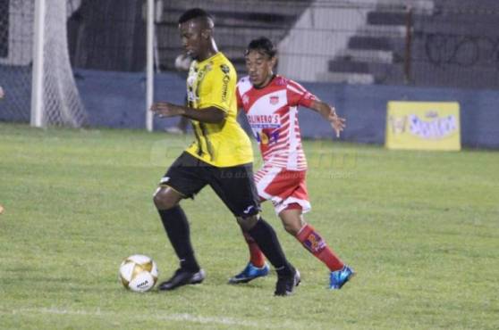 El delantero Darixon Vuelto corre ante la marca del defensor Javier Portillo. Fotos Samuel Zelaya