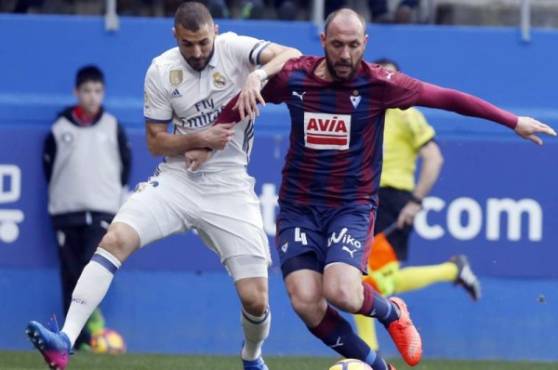 El francés Karim Benzema está siendo la figura del Real Madrid sobre el Éibar por la liga de España.