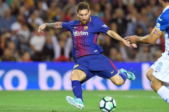 People taking shelter at Fajardo's City Hall watch as Hurricane Maria hits Puerto Rico on September 20, 2017.Maria made landfall on Puerto Rico on Wednesday, pummeling the US territory after already killing at least two people on its passage through the Caribbean. The US National Hurricane Center warned of 'large and destructive waves' as Maria came ashore near Yabucoa on the southeast coast. / AFP PHOTO / Ricardo ARDUENGO
