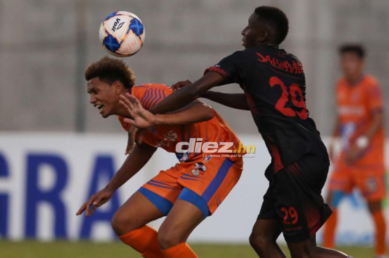 Jack Baptiste disputa la pelota con Antony García, futbolista del CDS Vida.