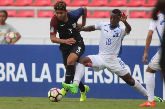 El hondureño Danilo Acosta que juega para Estados Unidos (3), conduce la pelota ante la marca de Darixon Vuelto que intentó pero no pudo. Fotos @Concacaf