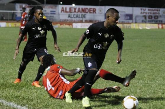 Honduras Progreso y Real Sociedad disputan un intenso partido en el Humberto Micheletti. Foto: Neptalí Romero.