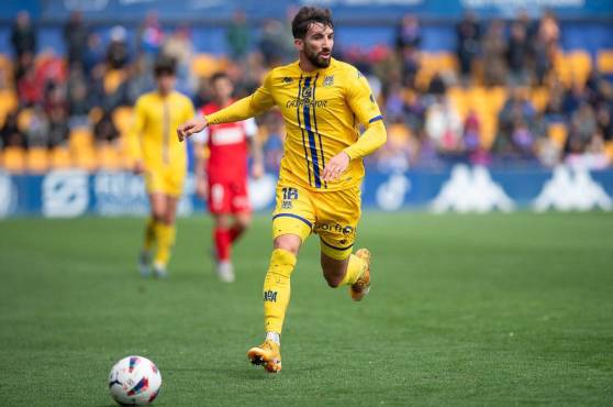 Javi Pérez prefiere a Cristiano Ronaldo antes que Lionel Messi. El futbolista del Huesca de la Segunda División de España lo dejó claro.