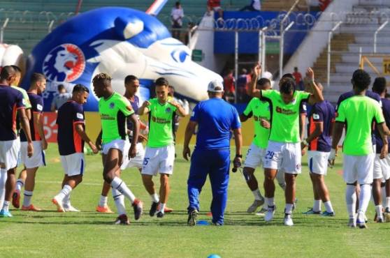 Los jugadores del Olimpia ya realizan los ejercicios de calentamiento.