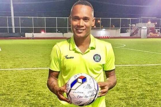 César Medina posó con el balón con el que anotó su triplete en Panamá con el Alianza.