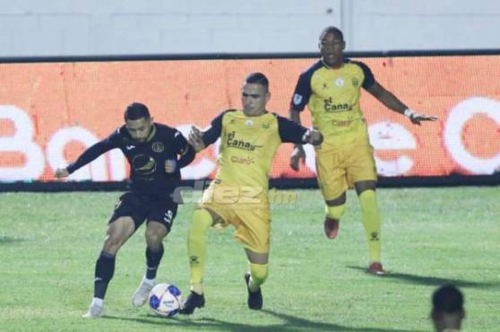 Omar Rosas del Real España disputa la pelota con Omar Elvir del Motagua. Fotos David Romero