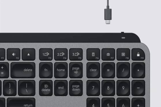 El Logitech MX Keys Mini puede cargarse a través de un cable USB de tipo C.