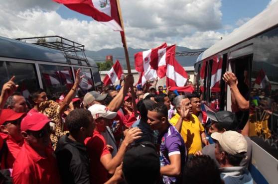 Los jugadores del Villanueva fueron recibidos por sus seguidores.