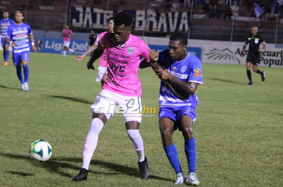 Victoria, con un golazo de Carlos Róchez in extremis, vence a Marathón y pone de cabeza los puestos de repechaje