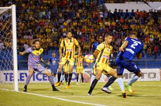Juan Pablo Montes del Motagua disputa la pelota ante la marca de César Oseguera del Real España, observan Getsel Montes y Kevin Hernández. Foto Melvin Cubas