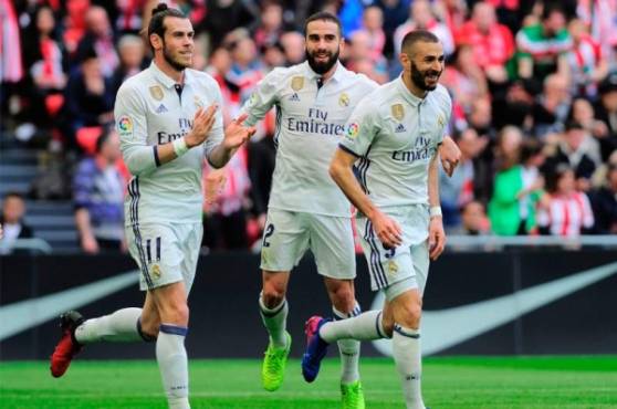 Benzema festejando con sus compañeros el primer tanto del Real Madrid en en San Mamés. Foto AFP