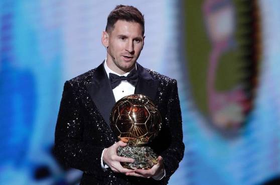 Messi con su séptimo Balón de Oro, premio que entrega France Football.