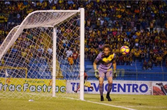 El portero del Real España, Kevin Hernández, observa la pelota en la primera llegada que tuvo el Motague en el partido. Foto Melvin Cubas