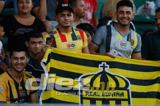 La afición del Real España está llegando al estadio Humberto Micheletti.