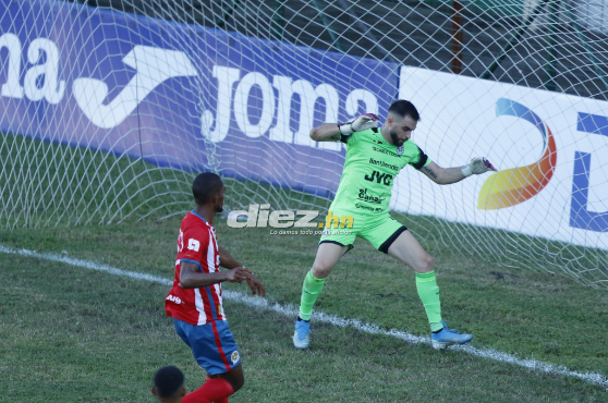 Así definió su gol Jerry Bengtson en la portería de Rafael García. FOTO: Neptalí Romero.