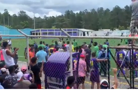 La bronca entre los jugadores del Meluca y Juticalpa en el Estadio Cornelio Santos de Campamento.