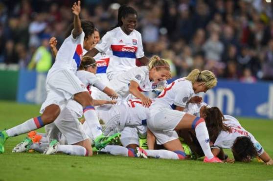 Bayern Munich's German goalkeeper Manuel Neuer (L) prepares to block a shot on goal by Lyon's Dutch forward Memphis Depay during the UEFA Champions League semi-final football match between Lyon and Bayern Munich at the Jose Alvalade stadium in Lisbon on August 19, 2020. (Photo by Miguel A. Lopes / POOL / AFP)